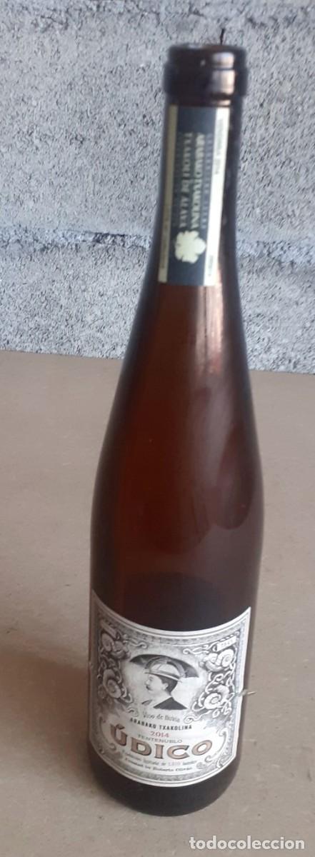 Collection of wines and liquors: Botella vac&iacute;a UDICO - vino de lluvia - arabako txakolia 2014 - 33 cm.