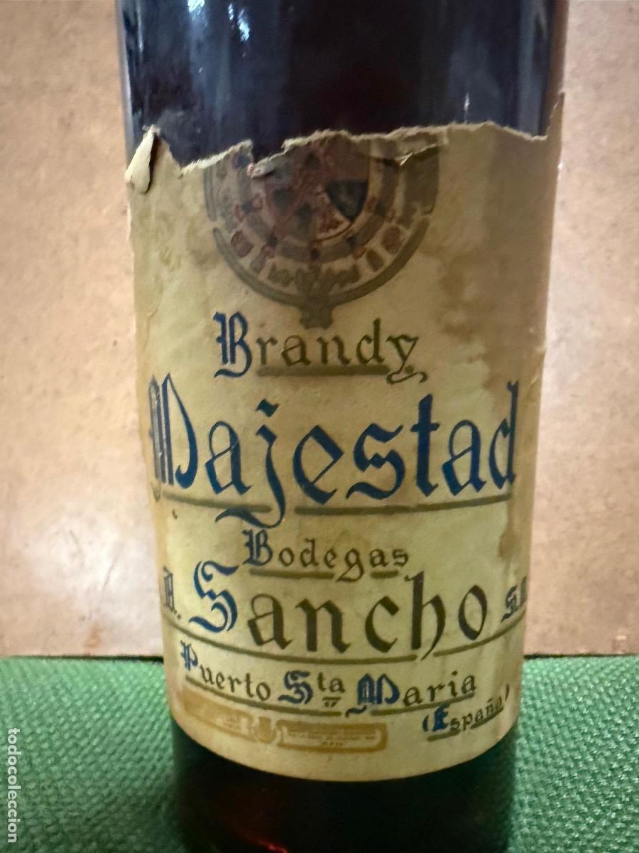 Coleccionismo de vinos y licores: BRANDY MAJESTAD. Bodegas Sandro. Puerto de Sta Maria. Antigua botella. Precintada. 30cms
