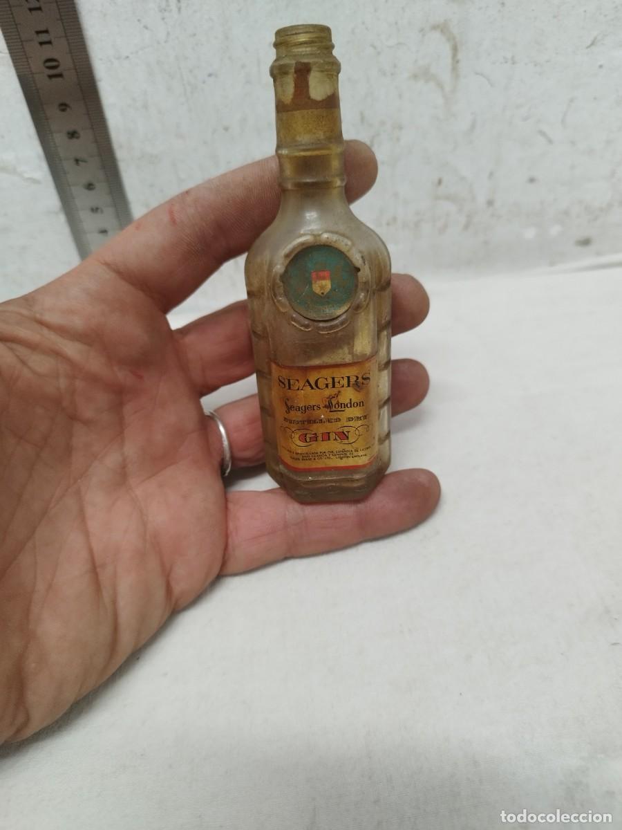 Sammlung von Weinen und Lik&ouml;ren: Antigua peque&ntilde;a botella, de Gin Sea Gers. Miniatura vacia.