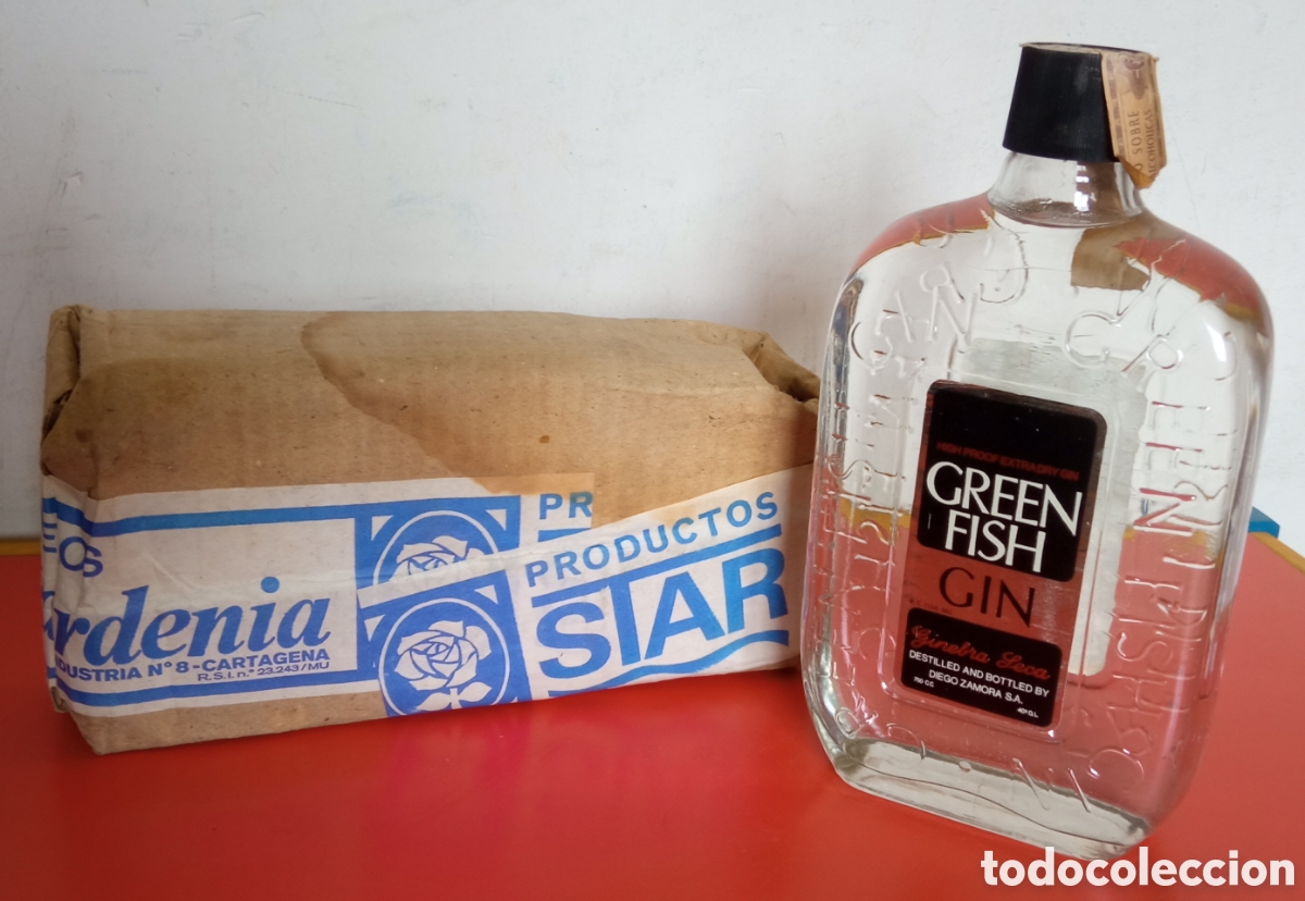 Sammlung von Weinen und Lik&ouml;ren: GINEBRA GREEN FISH 750 CC DIEGO ZAMORA - CARTAGENA 70'S.SIN ABRIR.BOTELLA DISE&Ntilde;ADA POR ANDR&Eacute; RICARD.