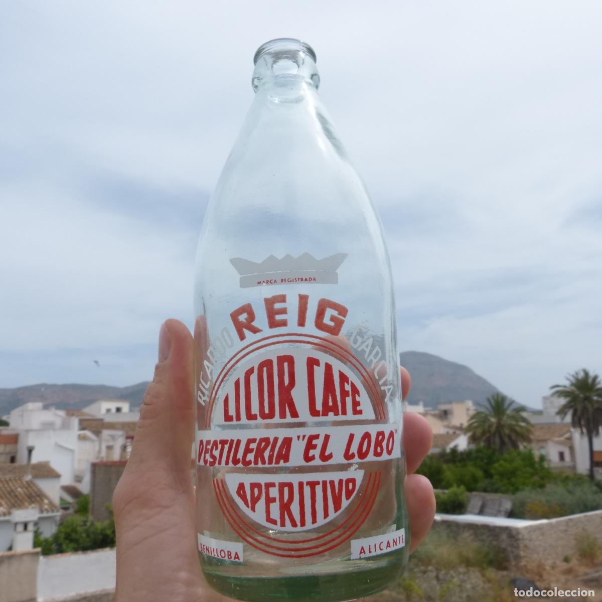 Sammlung von Weinen und Lik&ouml;ren: Antigua botella de licor de cafe Ricardo Reig Garcia, destileria El Lobo , Benilloba , Alicante.