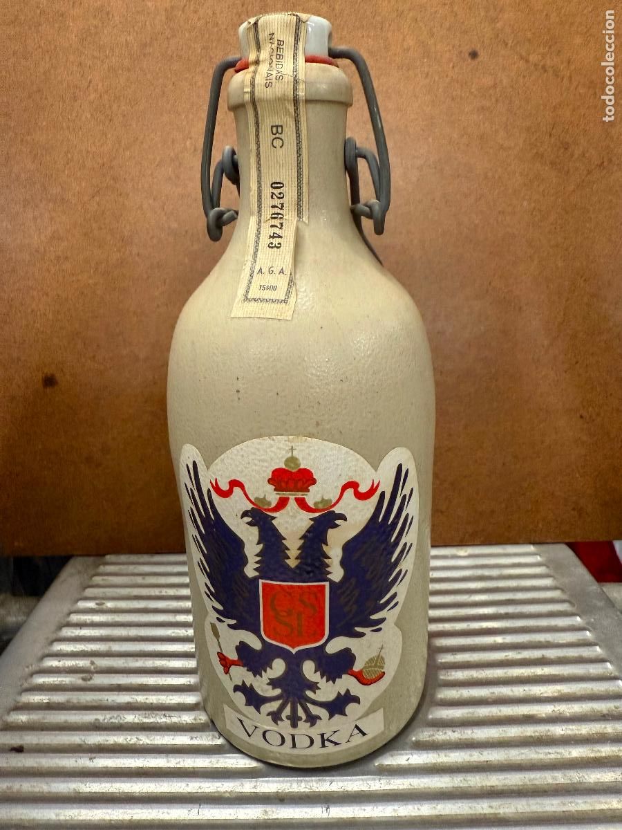 Collection of wines and liquors: Antigua y rara botella de vodka, 40 grados, 50cls. Mampe, botella tipo gres. 22cms. Precintada