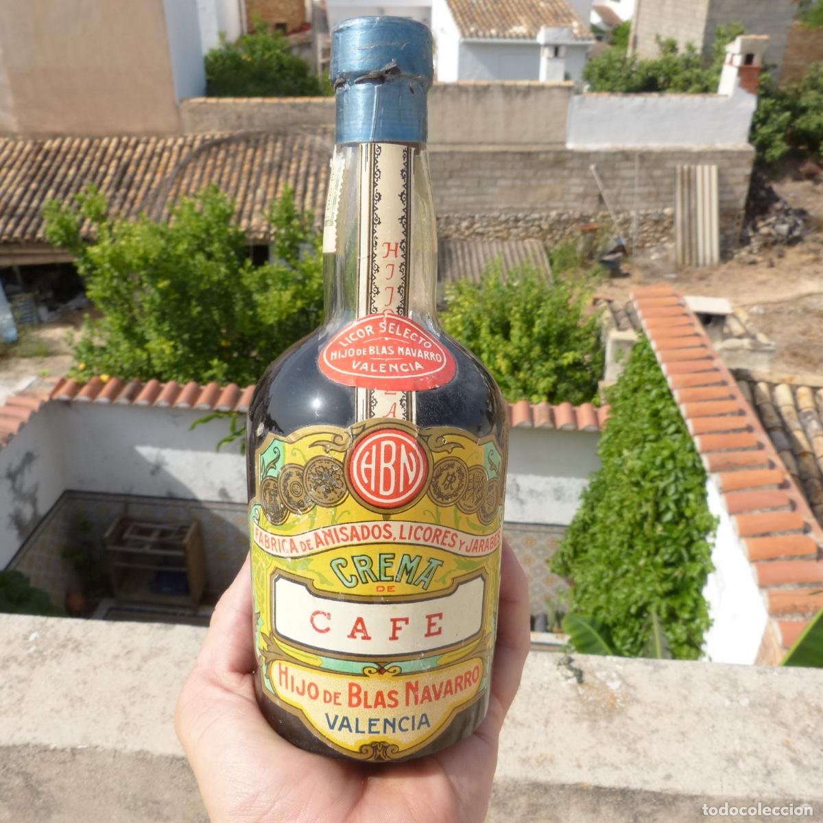 Collection of wines and liquors: Antigua botella de licor Crema de cafe Hijo de Blas Navarro, Valencia 1/2 litrollena con precinto.