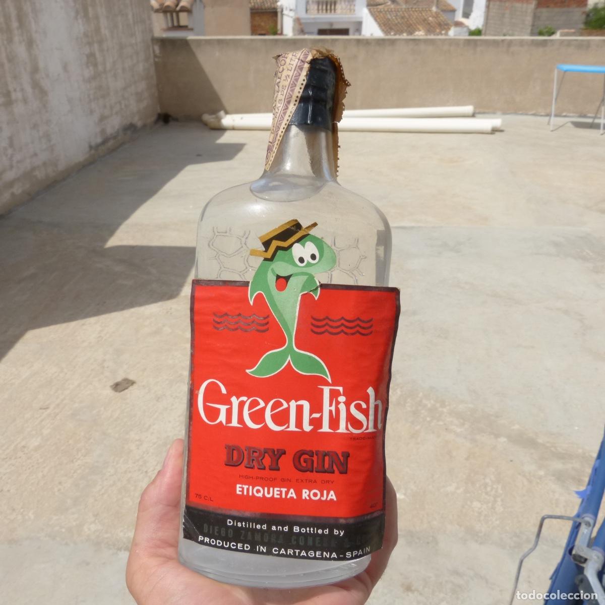 Collection of wines and liquors: Antigua botella de ginebra Green fish , Cartagena, 75cl, sello franco. Llena.