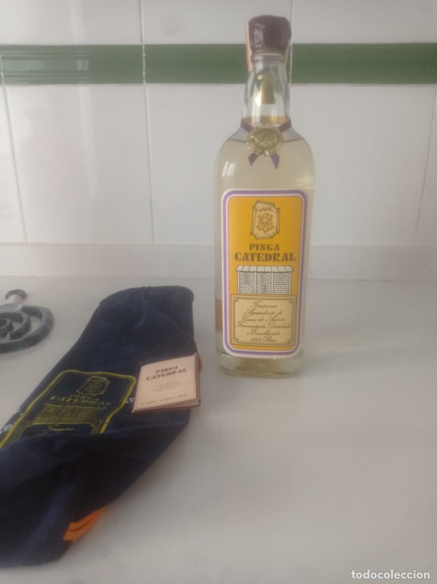 Sammlung von Weinen und Lik&ouml;ren: Antigua botella de aguardiente de Ca&ntilde;a de az&uacute;car Pinga C&aacute;tedral llena y cerrada