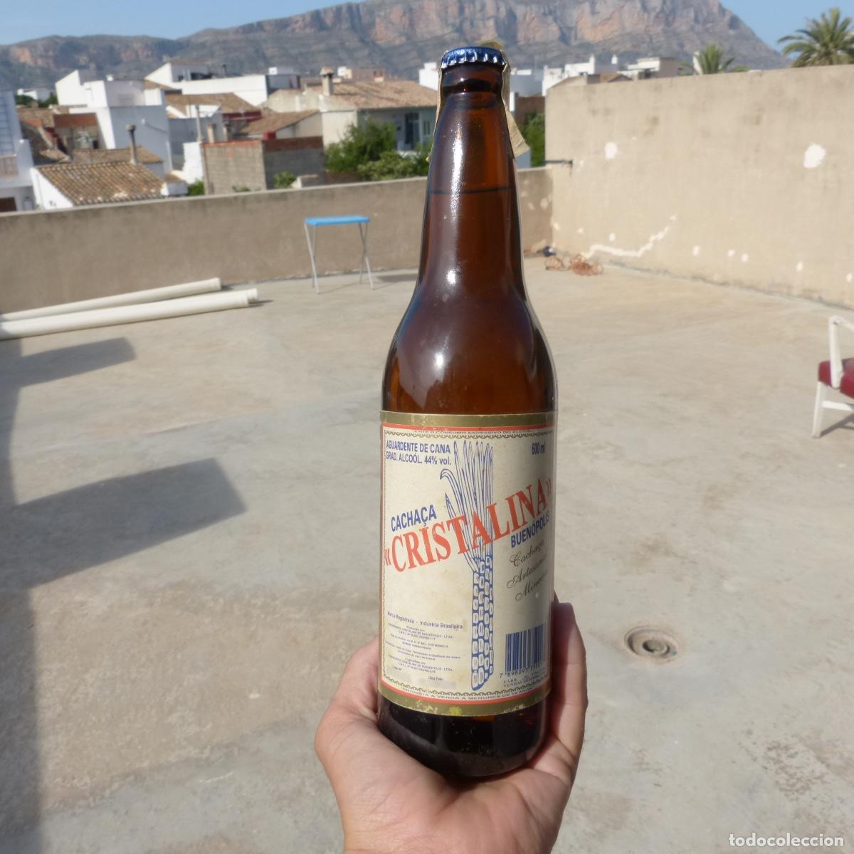 Sammlung von Weinen und Lik&ouml;ren: Antigua botella de aguardiente de ca&ntilde;a, Cristalina, cosecha artesanal, Buenopolis. Llena.