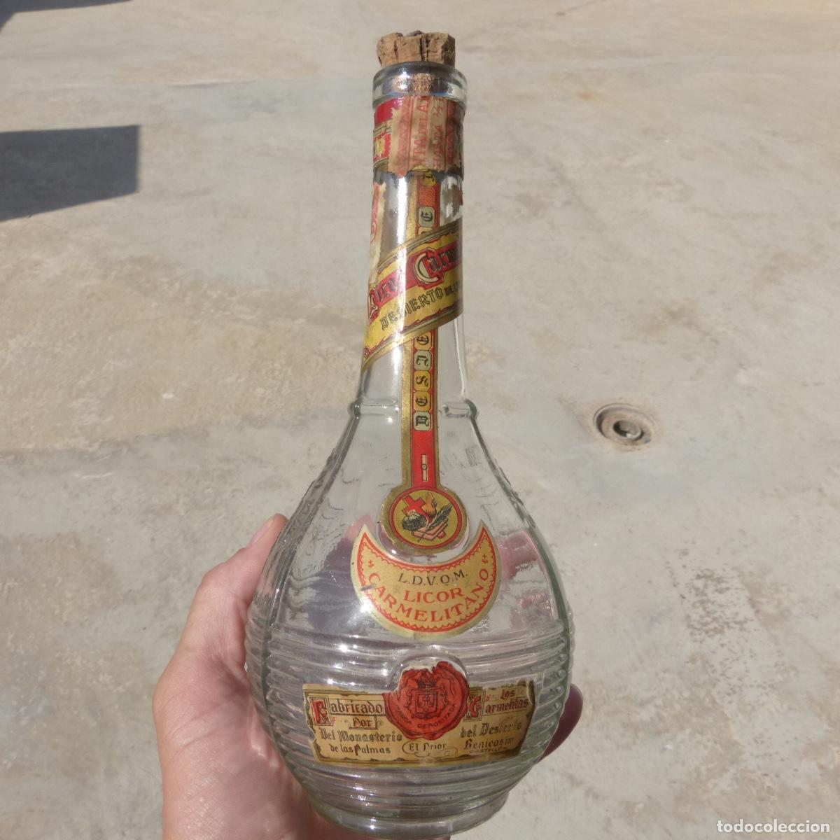 Sammlung von Weinen und Lik&ouml;ren: Antigua botella de licor carmelitano vacia, desierto de las palmas, Benicasim. 23cm, 483gr.