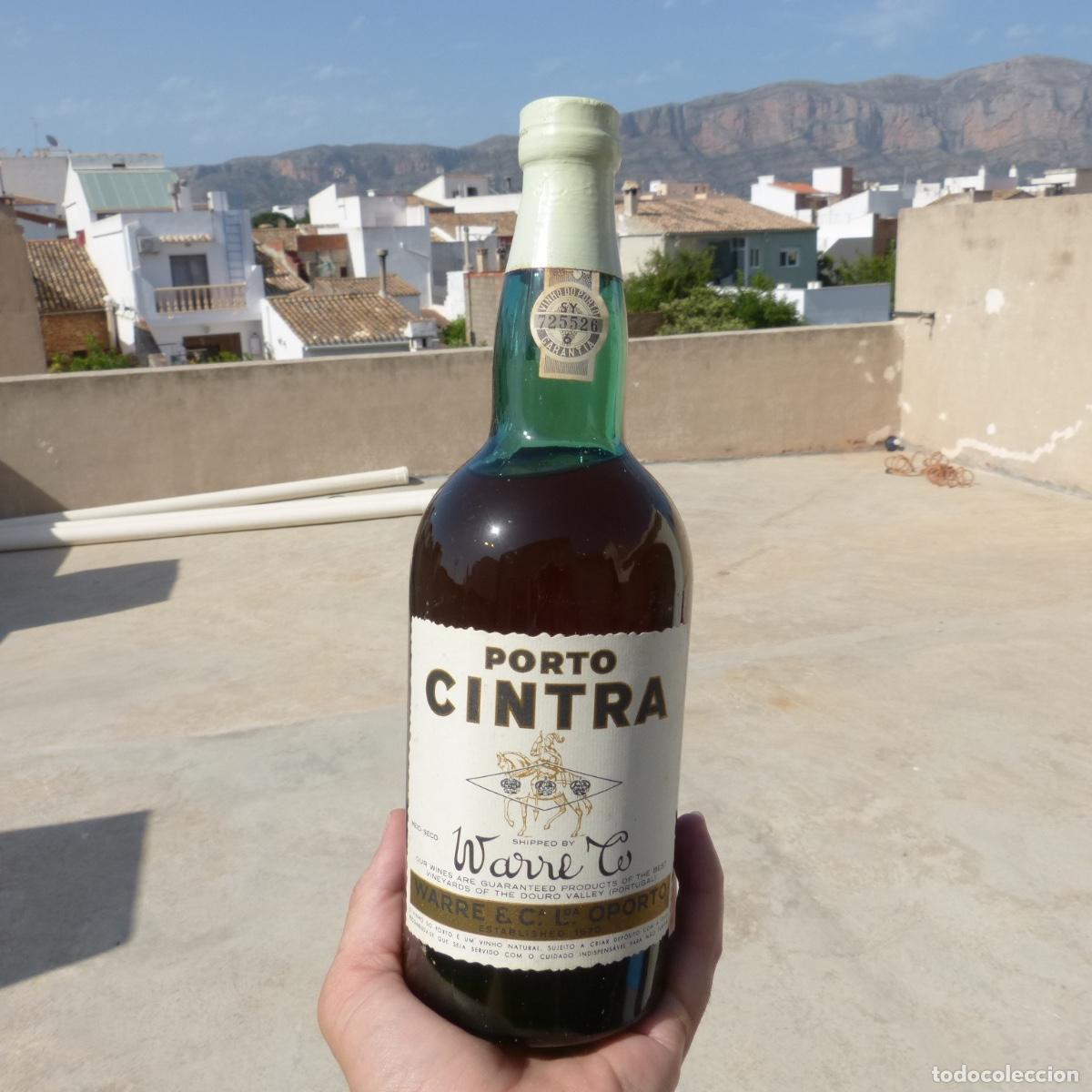 Sammlung von Weinen und Lik&ouml;ren: Antigua botella de vino Porto Cintra, Warre co, Oporto, llena y precintada, 27,5cm, 1343gr.