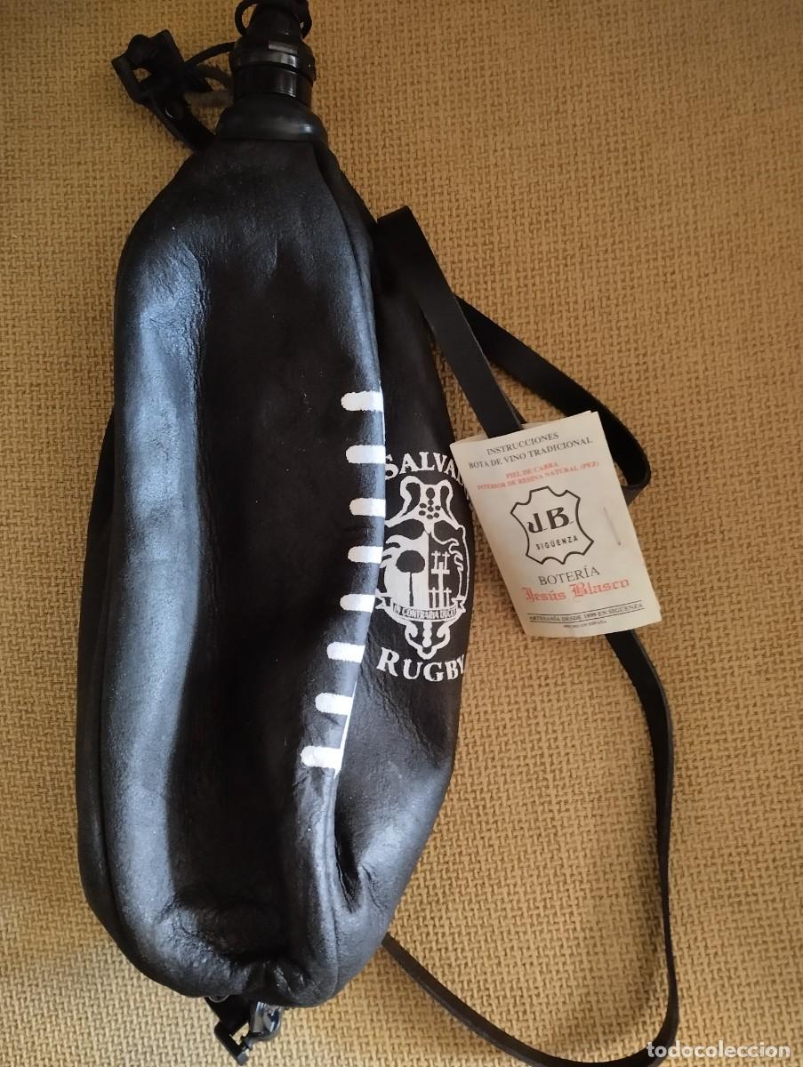 Sammlung von Weinen und Lik&ouml;ren: Bota de vino bal&oacute;n de Rugby