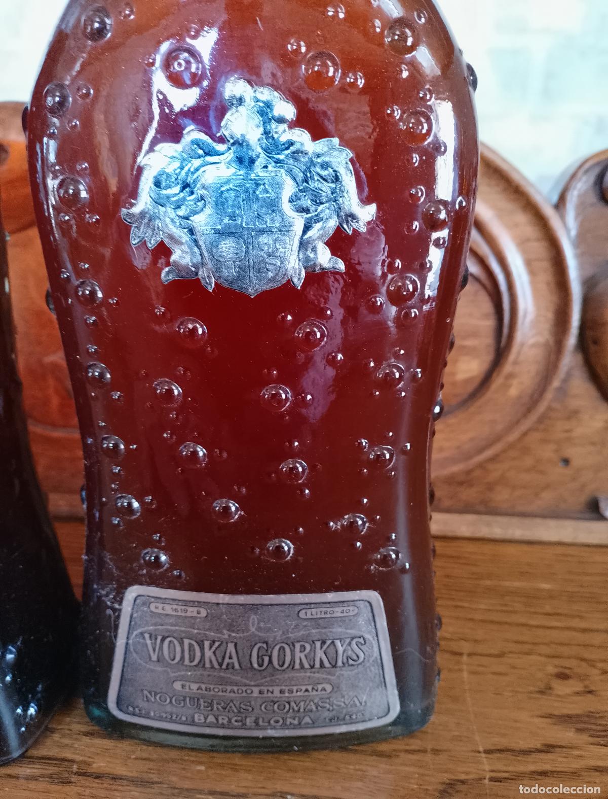 Sammlung von Weinen und Lik&ouml;ren: Antiguas botellas vodka Gorkys Nogueras Comas S.A. Barcelona.