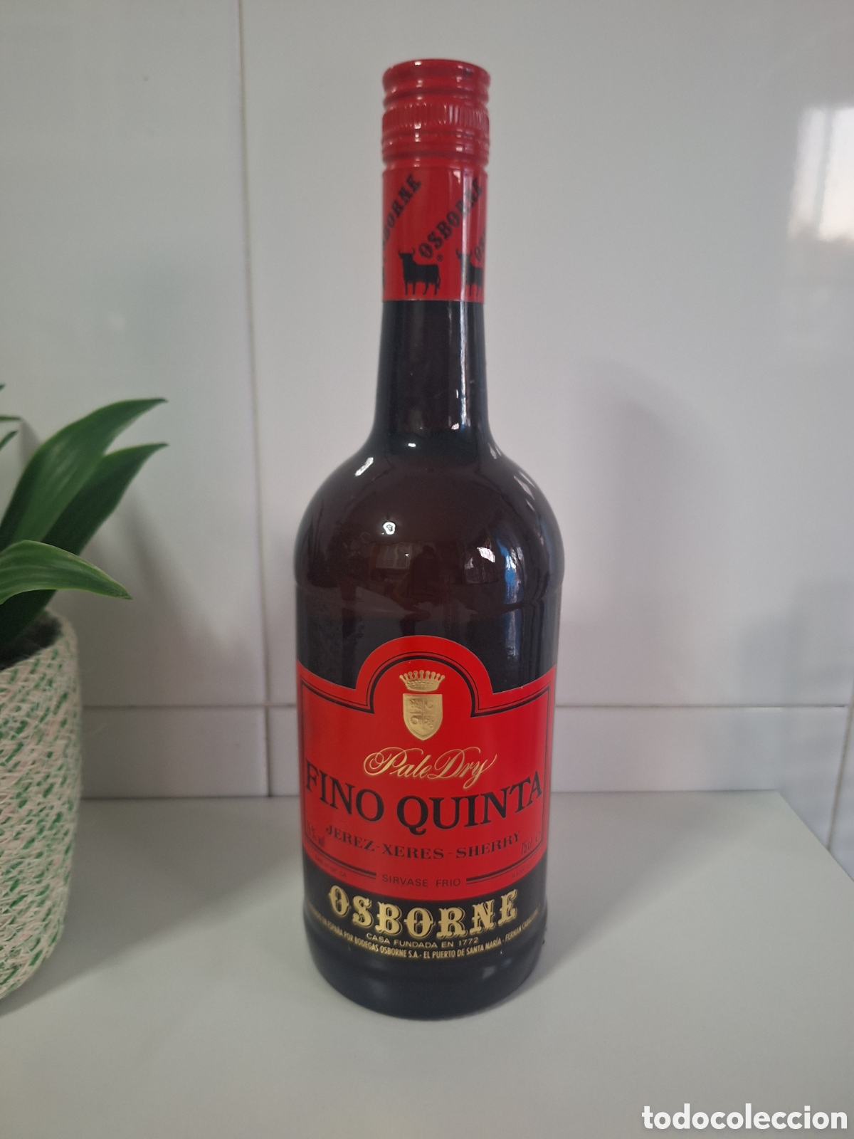 Sammlung von Weinen und Lik&ouml;ren: Botella antigua de vino de jerez fino quinta Osborne