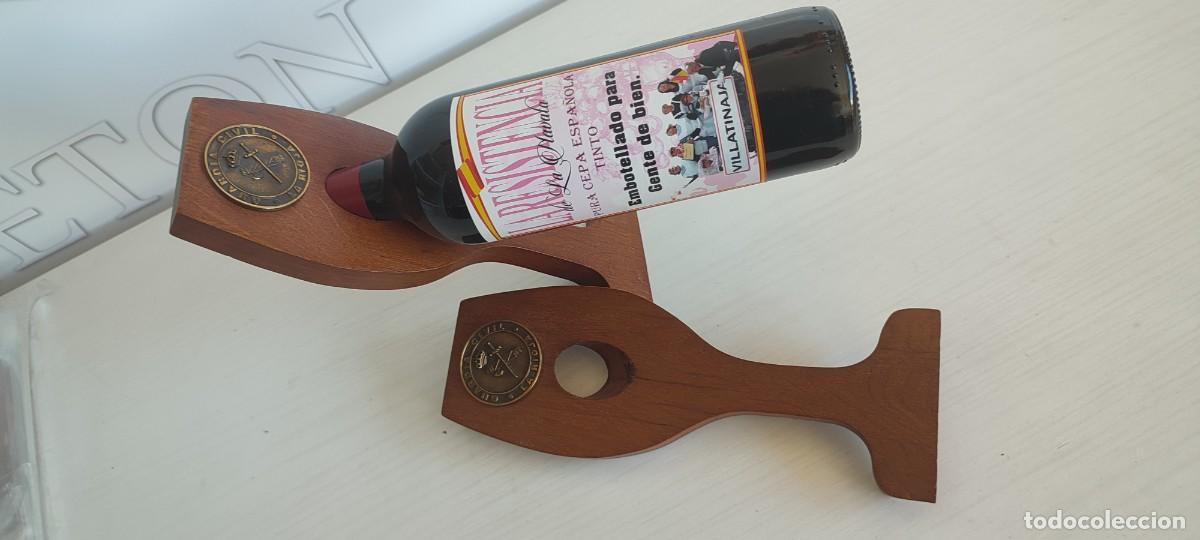 Sammlung von Weinen und Lik&ouml;ren: Lote sujeta botellas expositores vino madera guardia civil
