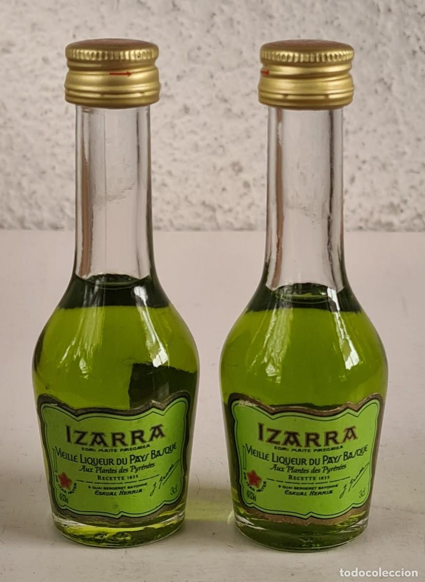 Coleccionismo de vinos y licores: 2 Botellines Izarra Pa&iacute;s Vasco Licor con Plantas de los Pirineos Receta de 1835 Euskal Herria