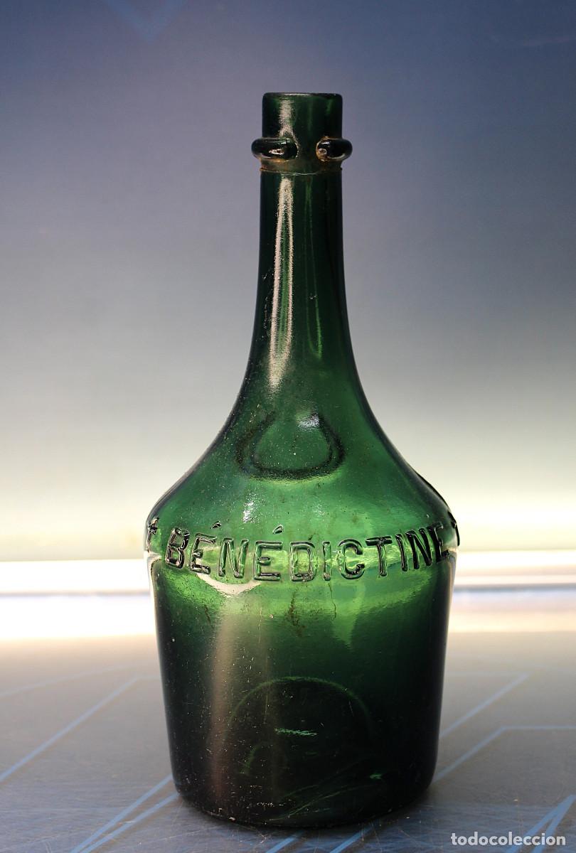 Collection of wines and liquors: Botella antigua Benedictine, vidrio verde, con relieve.
