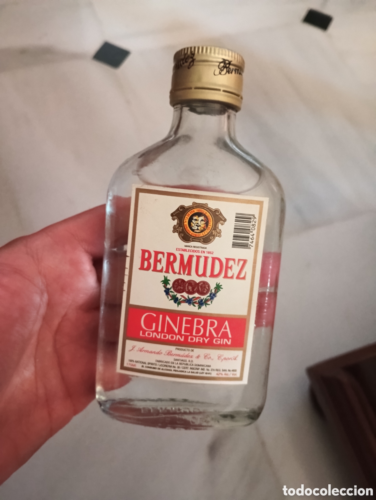 Collection of wines and liquors: Antigua y rara petaca de ginebra Berm&uacute;dez precintada