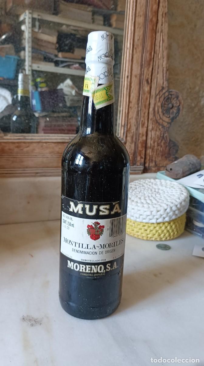 Collection of wines and liquors: Antigua botella vino musa montilla c&oacute;rdoba