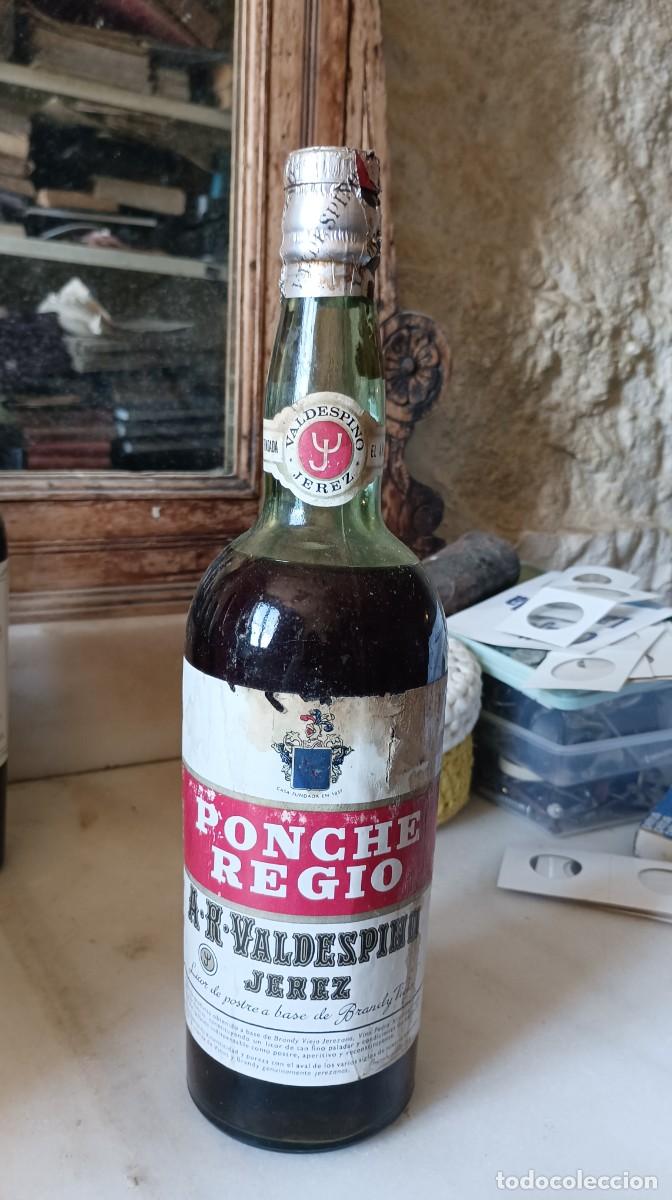 Collection of wines and liquors: Antigua botella vino jerez ponche regio valdespino