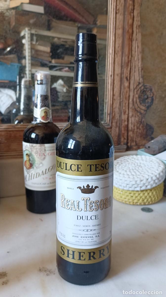 Collection of wines and liquors: Antigua botella vino jerez dulce real tesoro