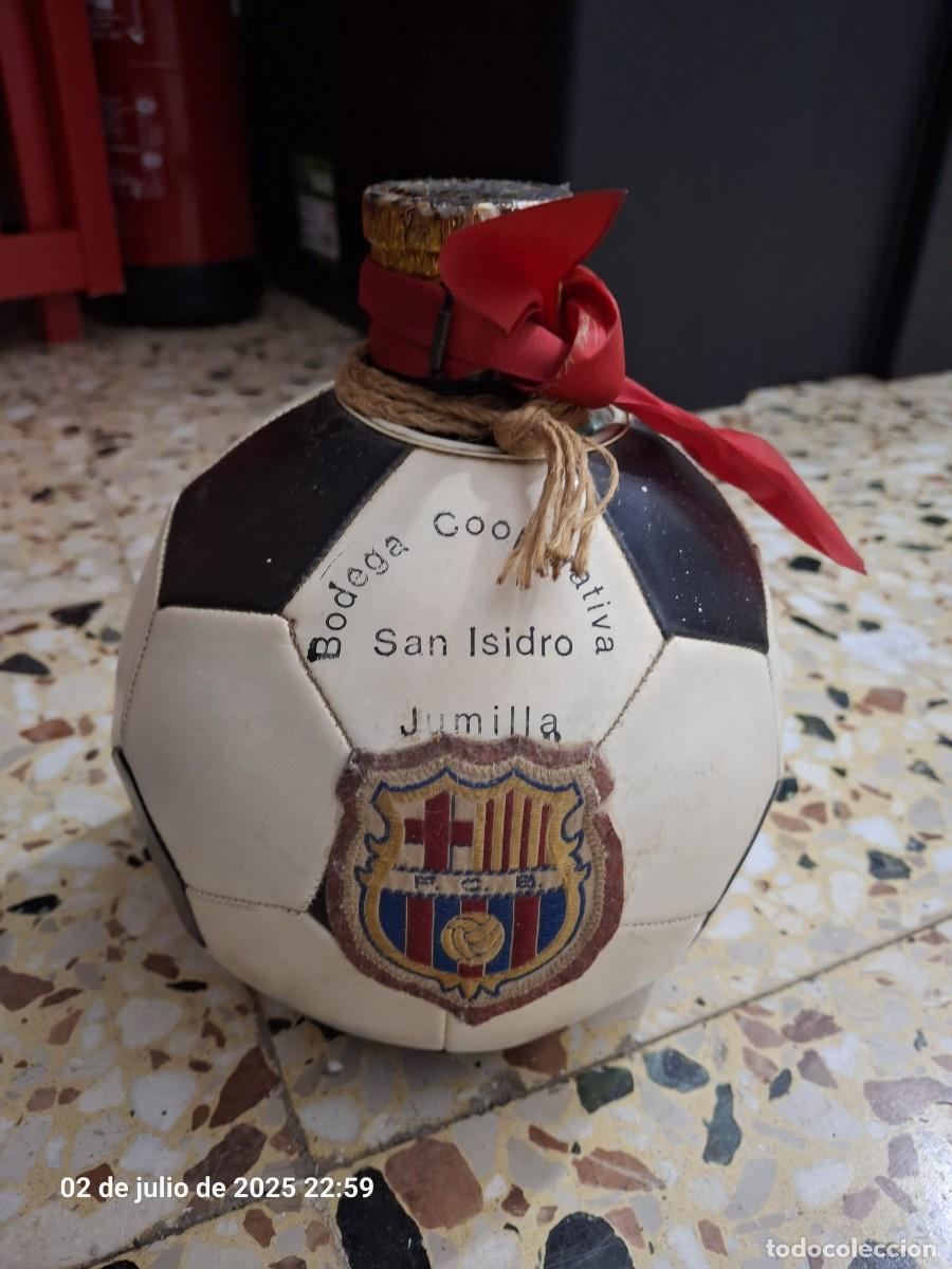 Collection of wines and liquors: Antigua bota botella con forma de bal&oacute;n f&uacute;tbo F.C Barcelona. Bodega cooperativa San Isidro - Jumilla