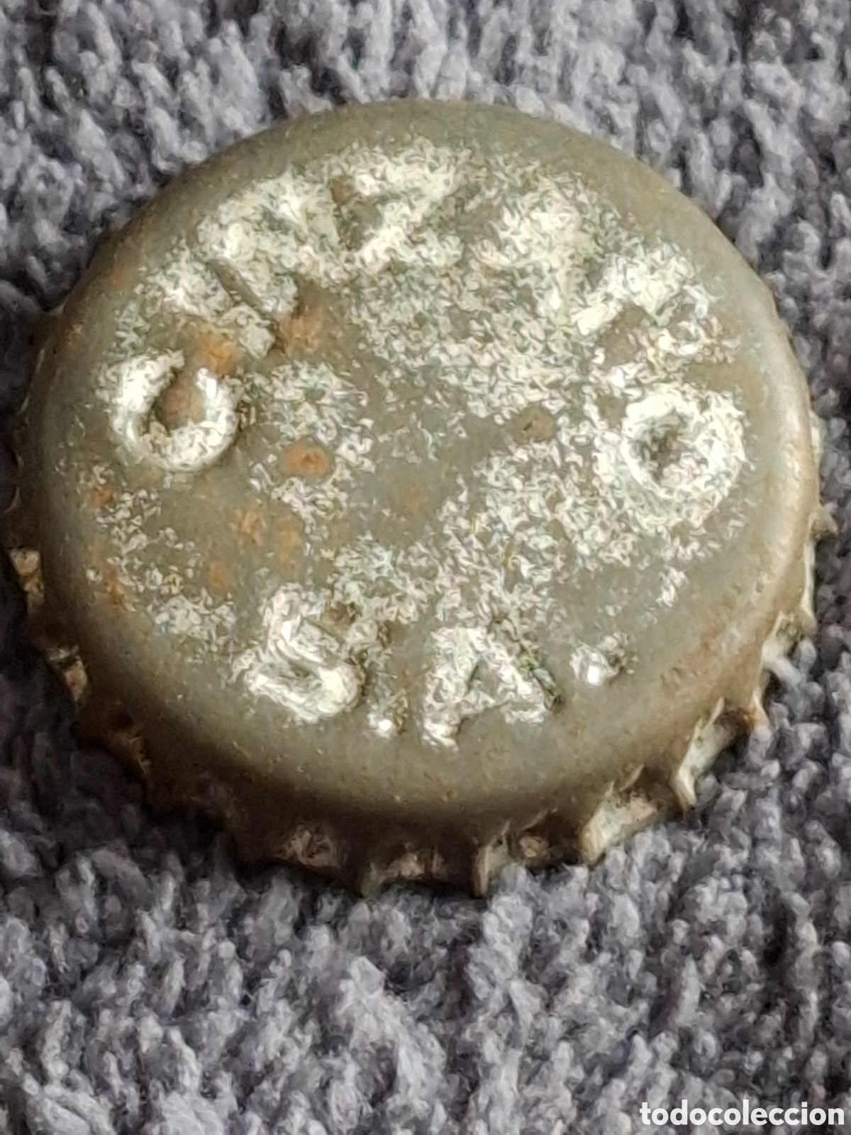 Sammlung von Weinen und Lik&ouml;ren: Chapa Tap&oacute;n Corona De Vermouth, Vermut Cinzano, Trasera De Corcho.