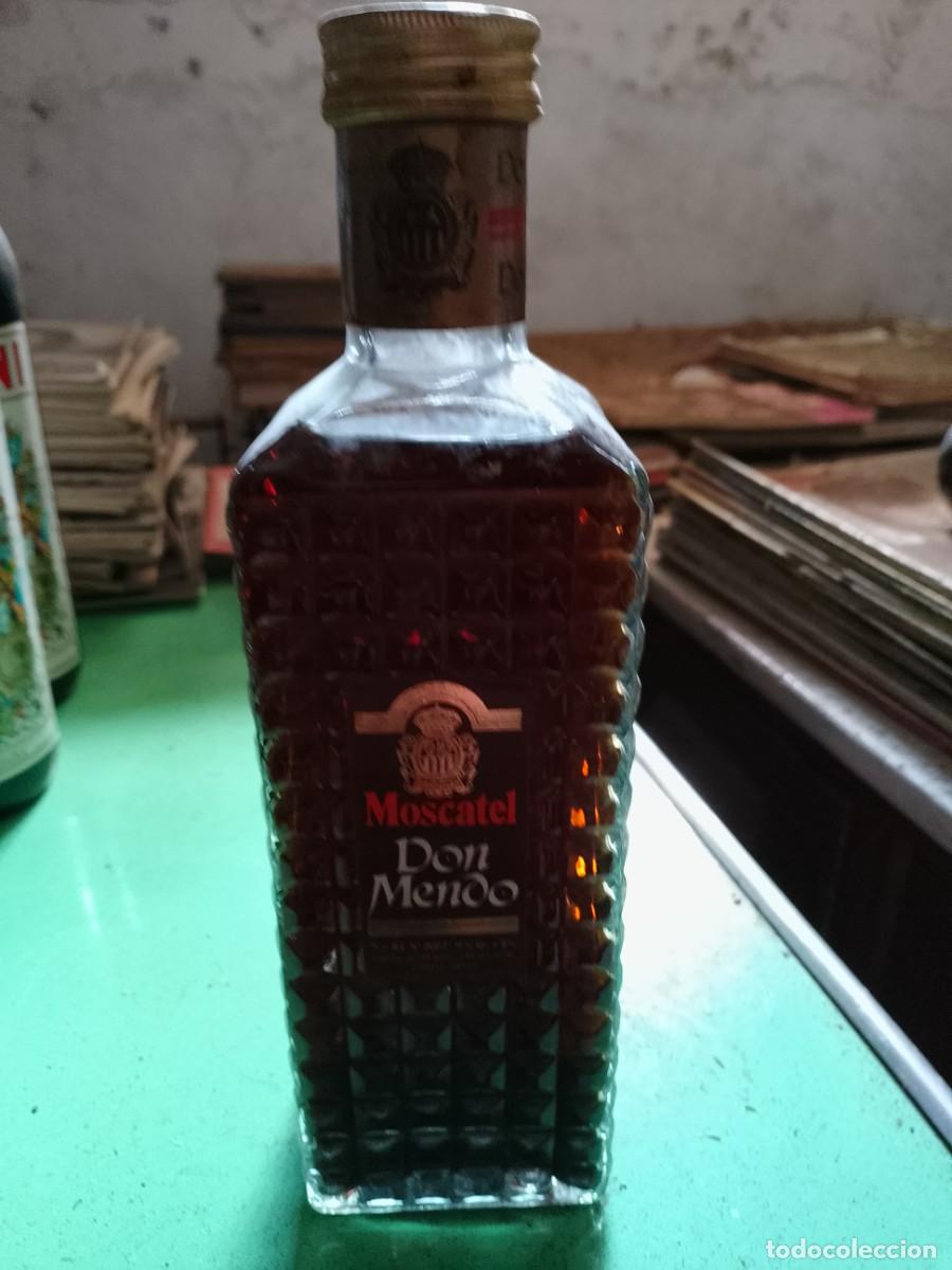 Sammlung von Weinen und Lik&ouml;ren: Antigua botella Moscatel Don Mendo a&ntilde;os 70