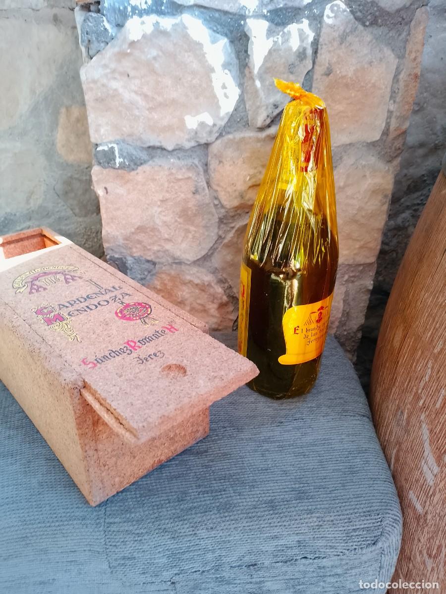 Coleccionismo de vinos y licores: Antigua caja y botella Brandy Cardenal Mendoza. Jerez