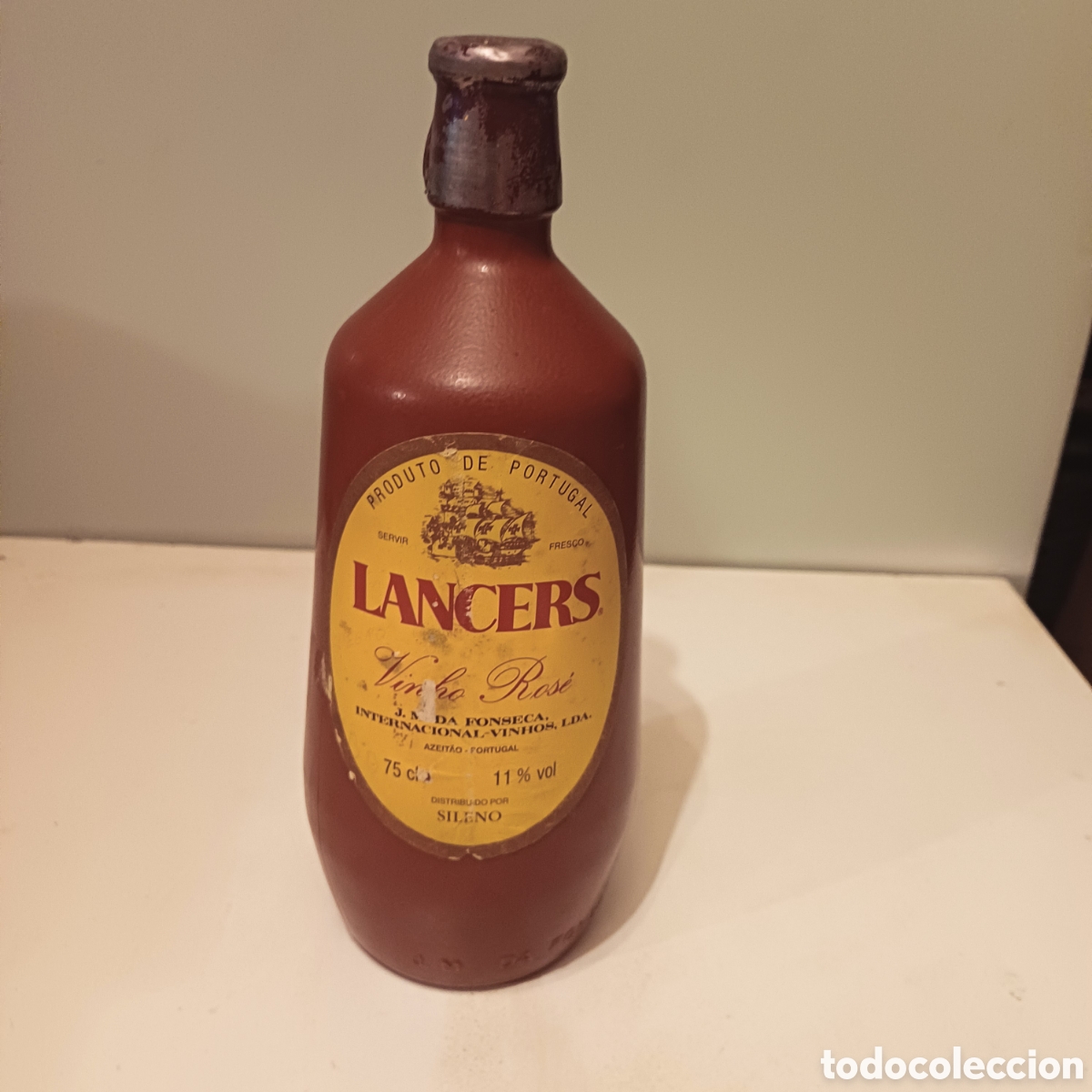 Sammlung von Weinen und Lik&ouml;ren: Botella vino rosado Portugal vinho ros&eacute; Lancers cer&aacute;mica 75 cl