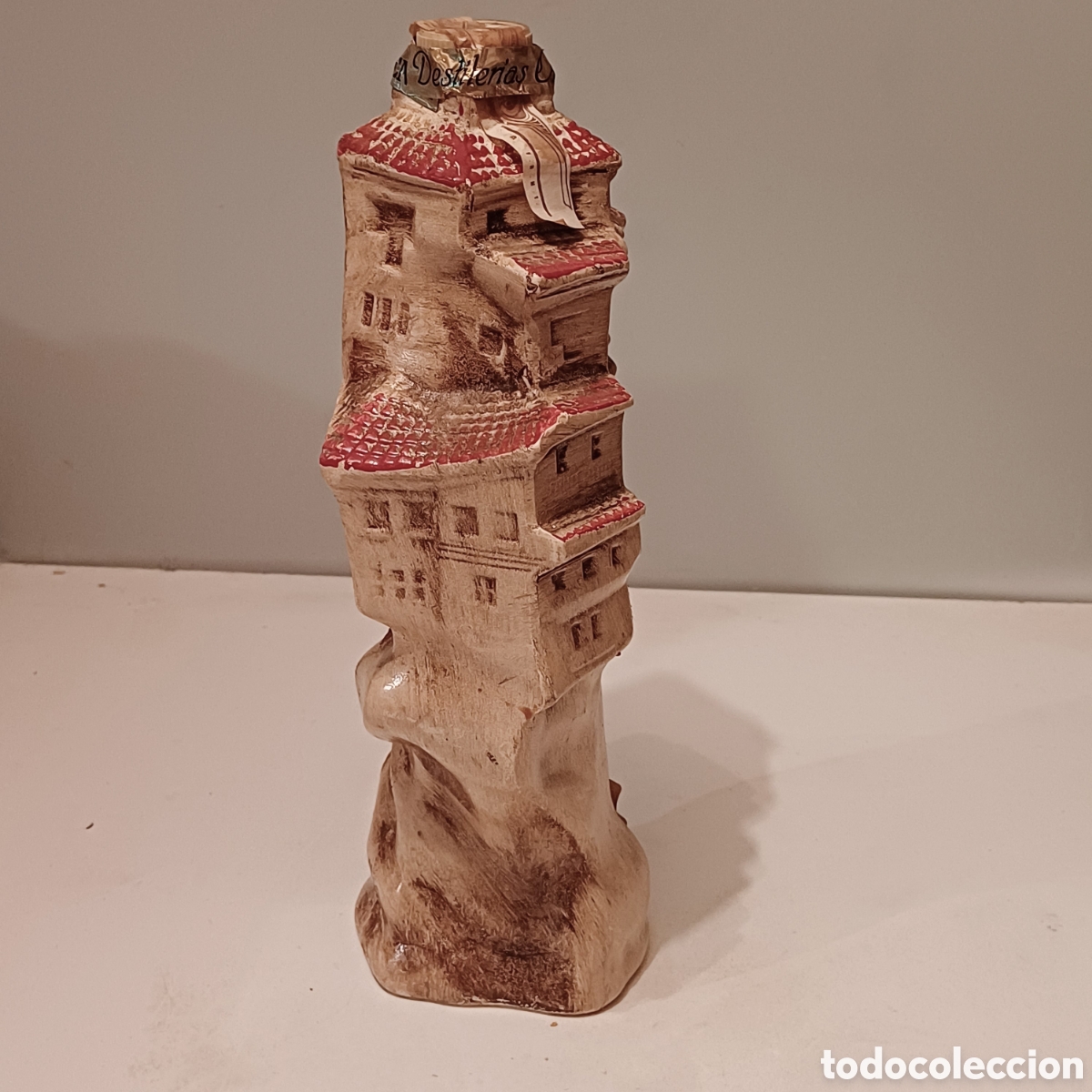 Sammlung von Weinen und Lik&ouml;ren: BOTELLA llena Risol Licor cer&aacute;mica casas colgantes precintado Cuenca 75 cl a&ntilde;os 90