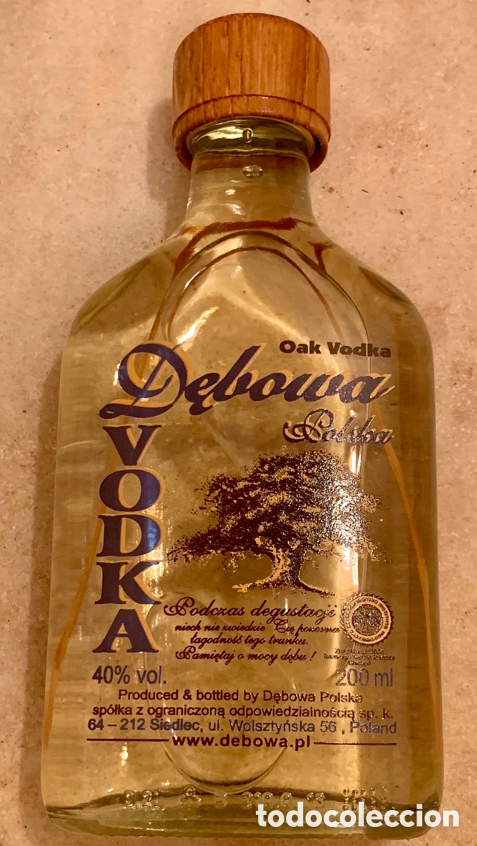 Sammlung von Weinen und Lik&ouml;ren: Botella de Vodka DEBOWA. 200 cc. 2017.