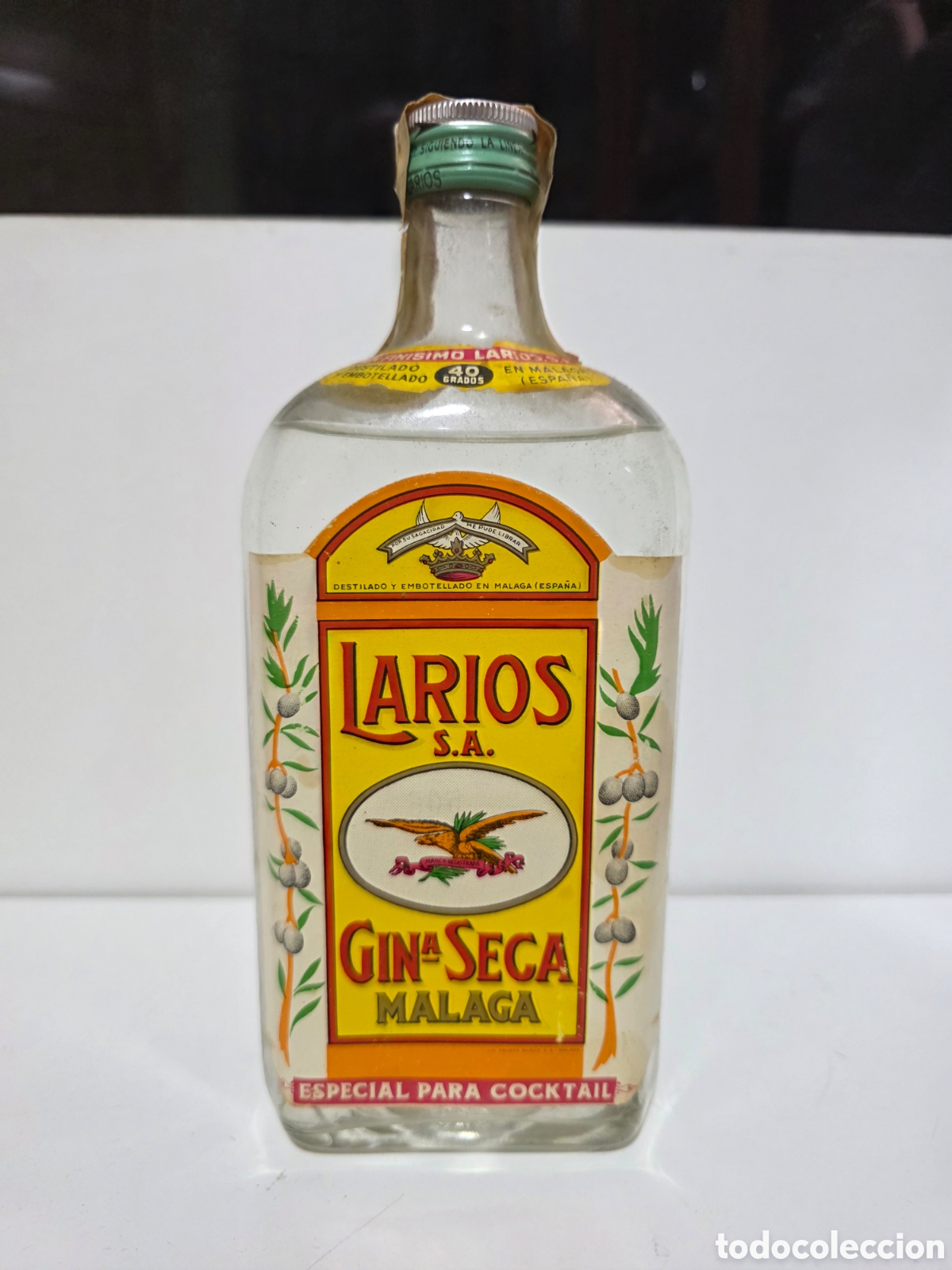 Collection of wines and liquors: Botella ginebra larios con sello de hacienda de cuatro pesetas