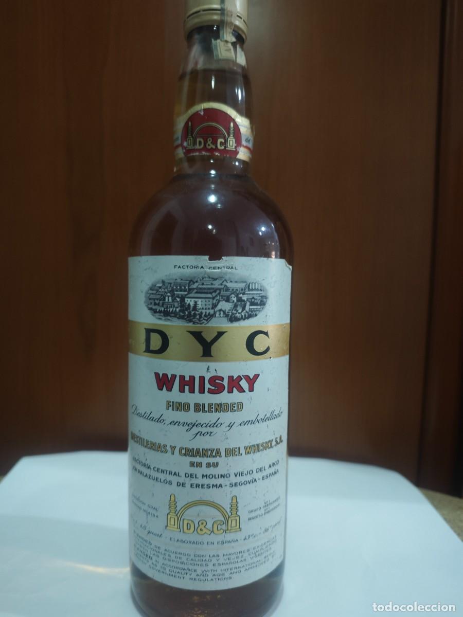 Coleccionismo de vinos y licores: Botella whisky D Y C 8ptas - Foto 1
