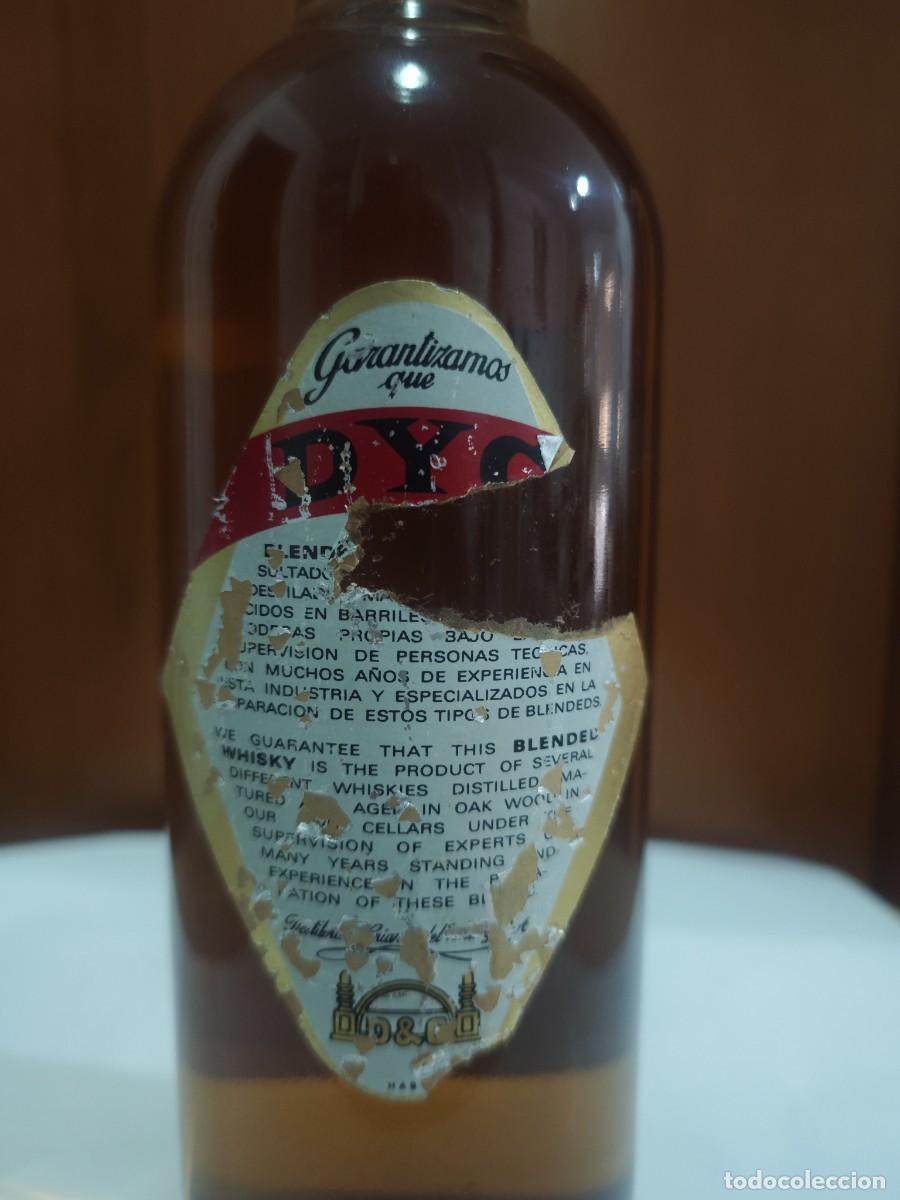 Coleccionismo de vinos y licores: Botella whisky D Y C 8ptas - Foto 3
