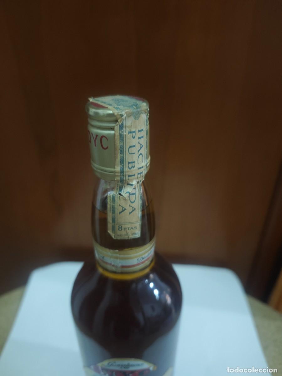 Coleccionismo de vinos y licores: Botella whisky D Y C 8ptas - Foto 4