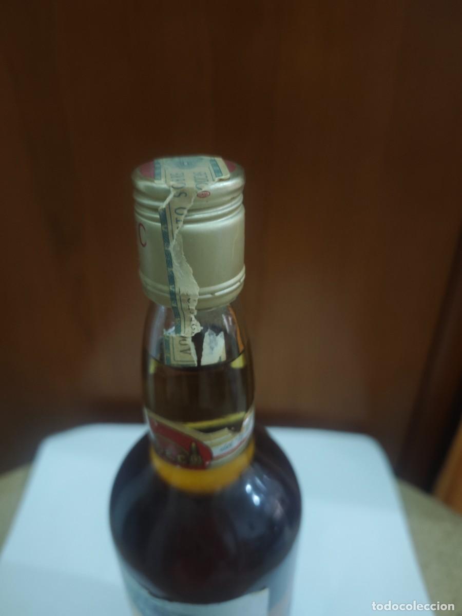 Coleccionismo de vinos y licores: Botella whisky D Y C 8ptas - Foto 5