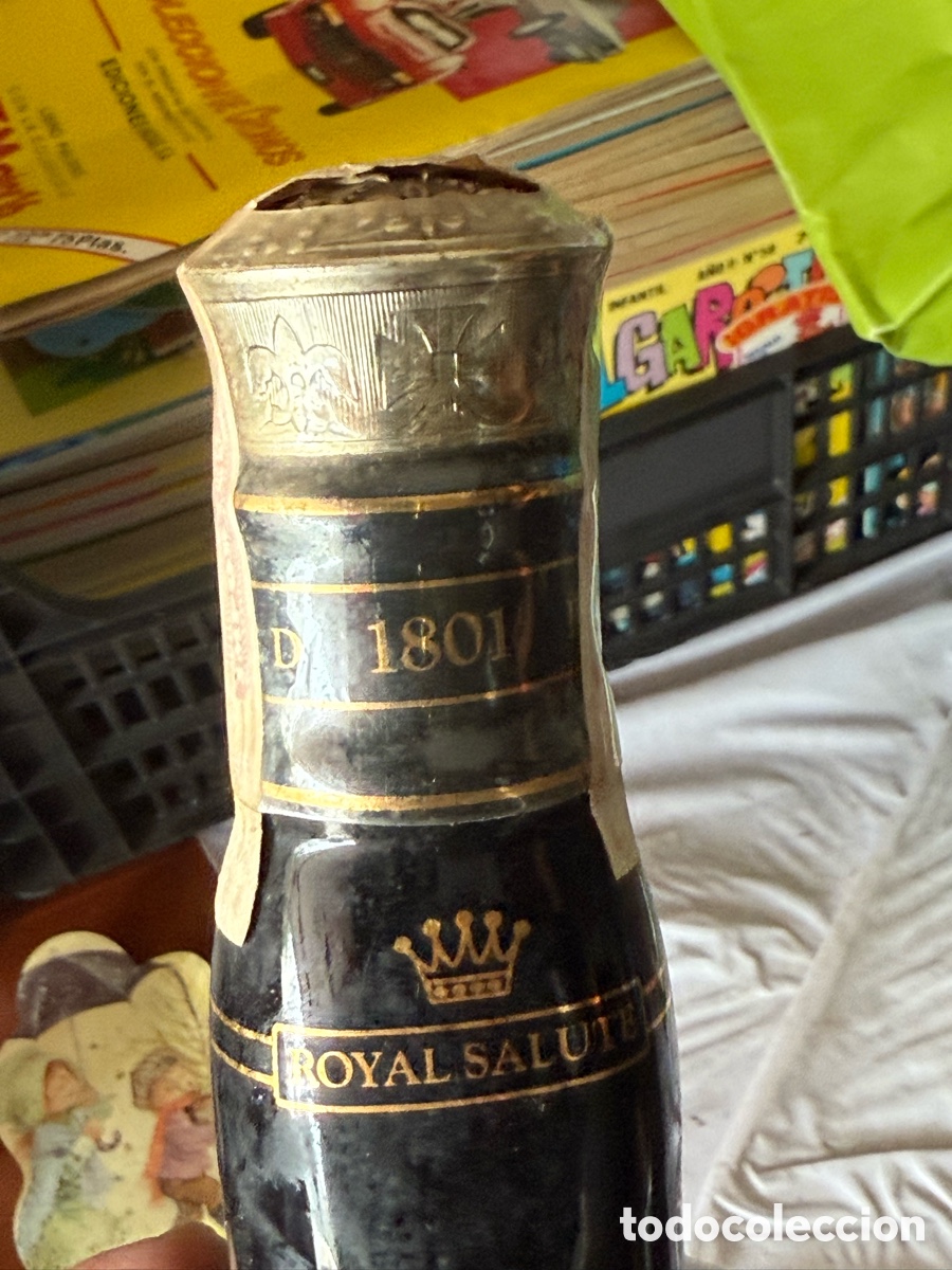 Coleccionismo de vinos y licores: Botella de chivas celebration, precintada - Foto 4