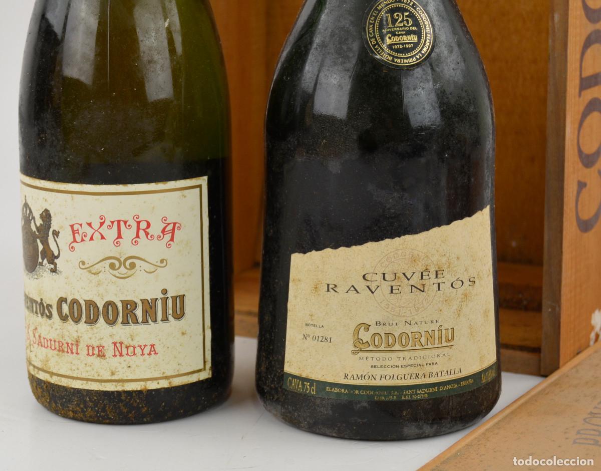 Coleccionismo de vinos y licores: 2 botellas de cava Codorniu, en caja de madera. - Foto 2