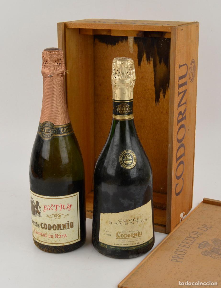 Coleccionismo de vinos y licores: 2 botellas de cava Codorniu, en caja de madera. - Foto 3