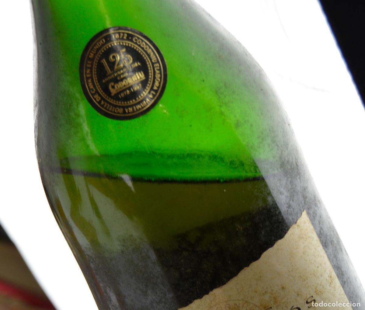 Coleccionismo de vinos y licores: 2 botellas de cava Codorniu, en caja de madera. - Foto 6