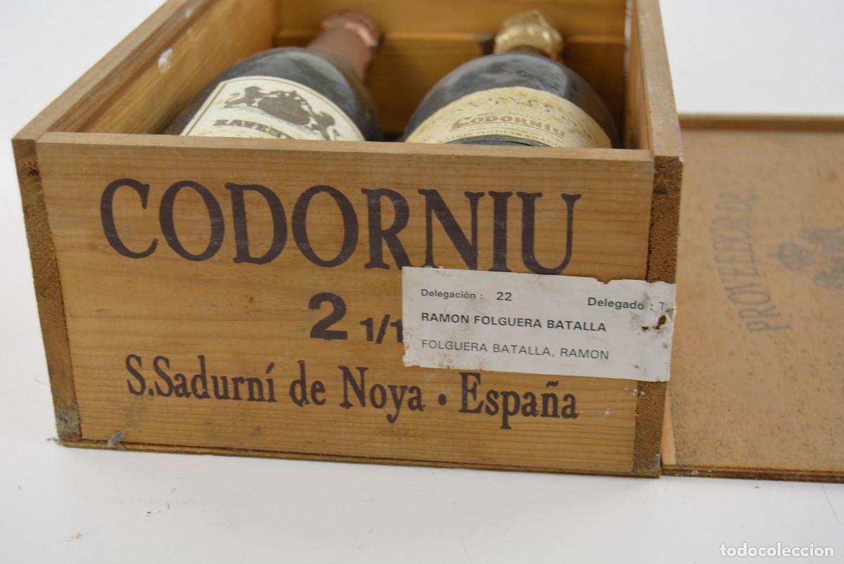 Coleccionismo de vinos y licores: 2 botellas de cava Codorniu, en caja de madera. - Foto 9