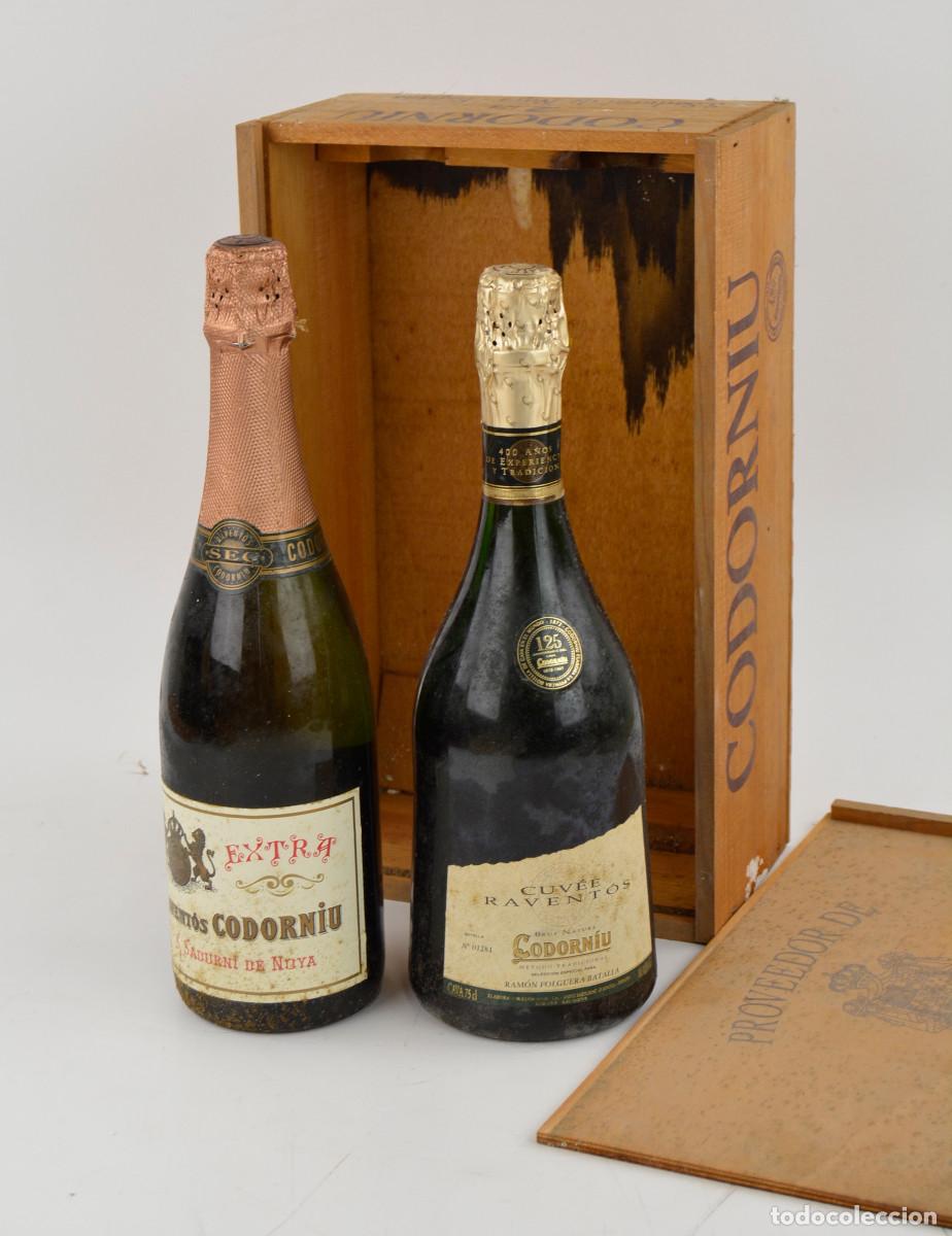 Coleccionismo de vinos y licores: 2 botellas de cava Codorniu, en caja de madera. - Foto 1