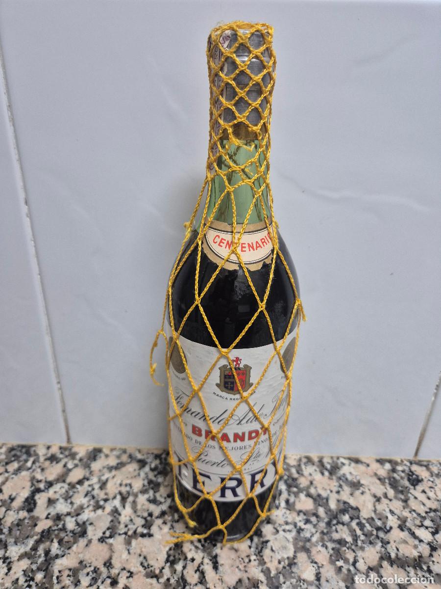 Coleccionismo de vinos y licores: ANTIGUA BOTELLA BRANDY CENTENARIO TERRY. - Foto 1