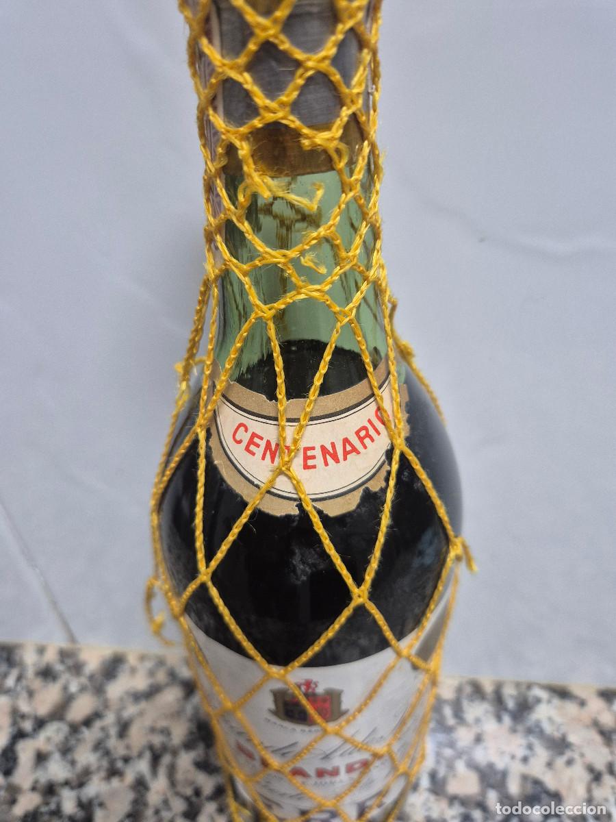 Coleccionismo de vinos y licores: ANTIGUA BOTELLA BRANDY CENTENARIO TERRY. - Foto 2