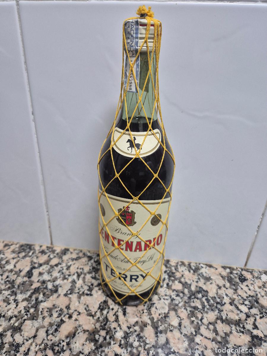 Coleccionismo de vinos y licores: ANTIGUA BOTELLA BRANDY TERRY. - Foto 1