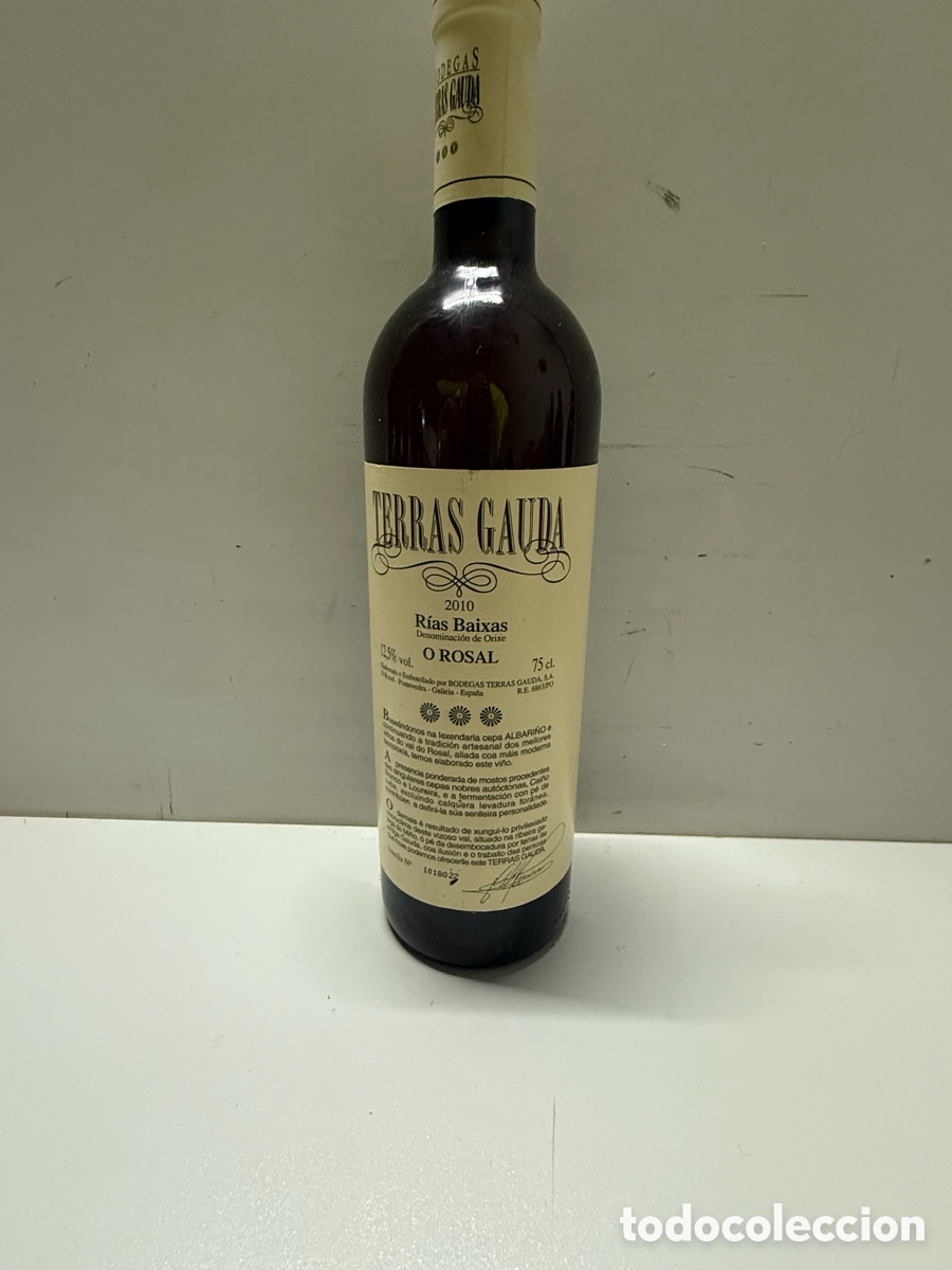 Coleccionismo de vinos y licores: Botella de vino Terras Gauda 2010 - Foto 2