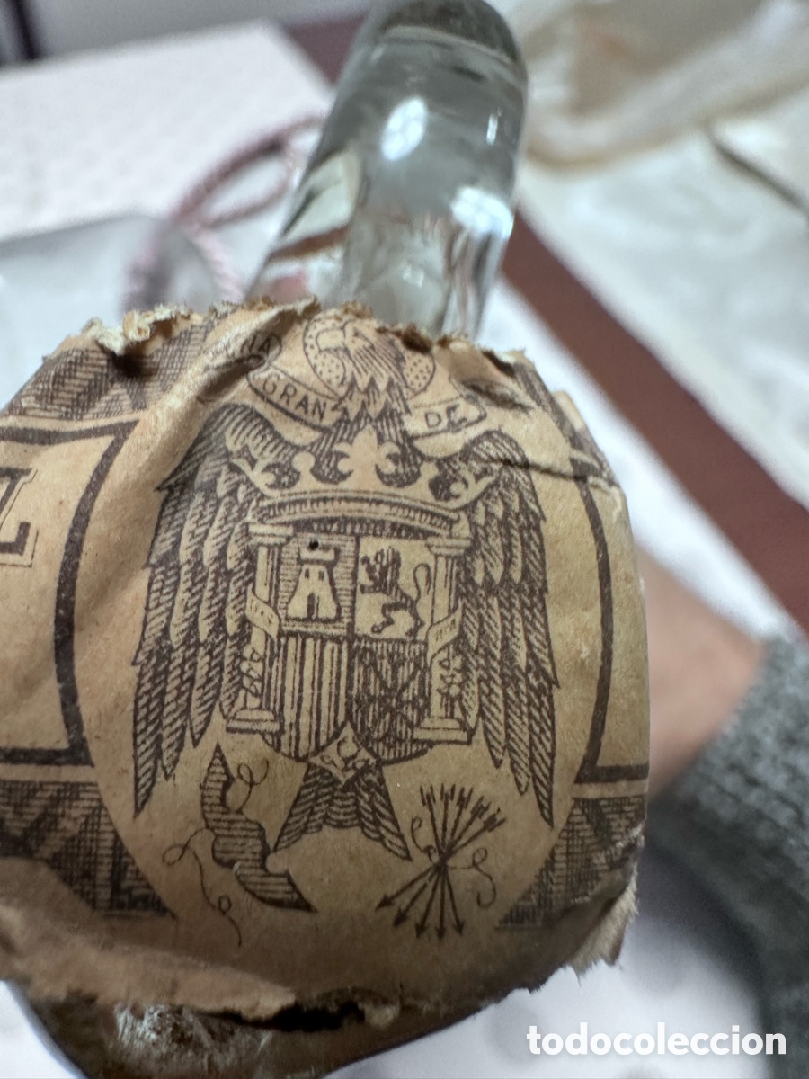 Collection of wines and liquors: &rdquo;Botella Anisete Supremo - Precinto 80 Cts &Aacute;guila - A&ntilde;os 40/50&rdquo;