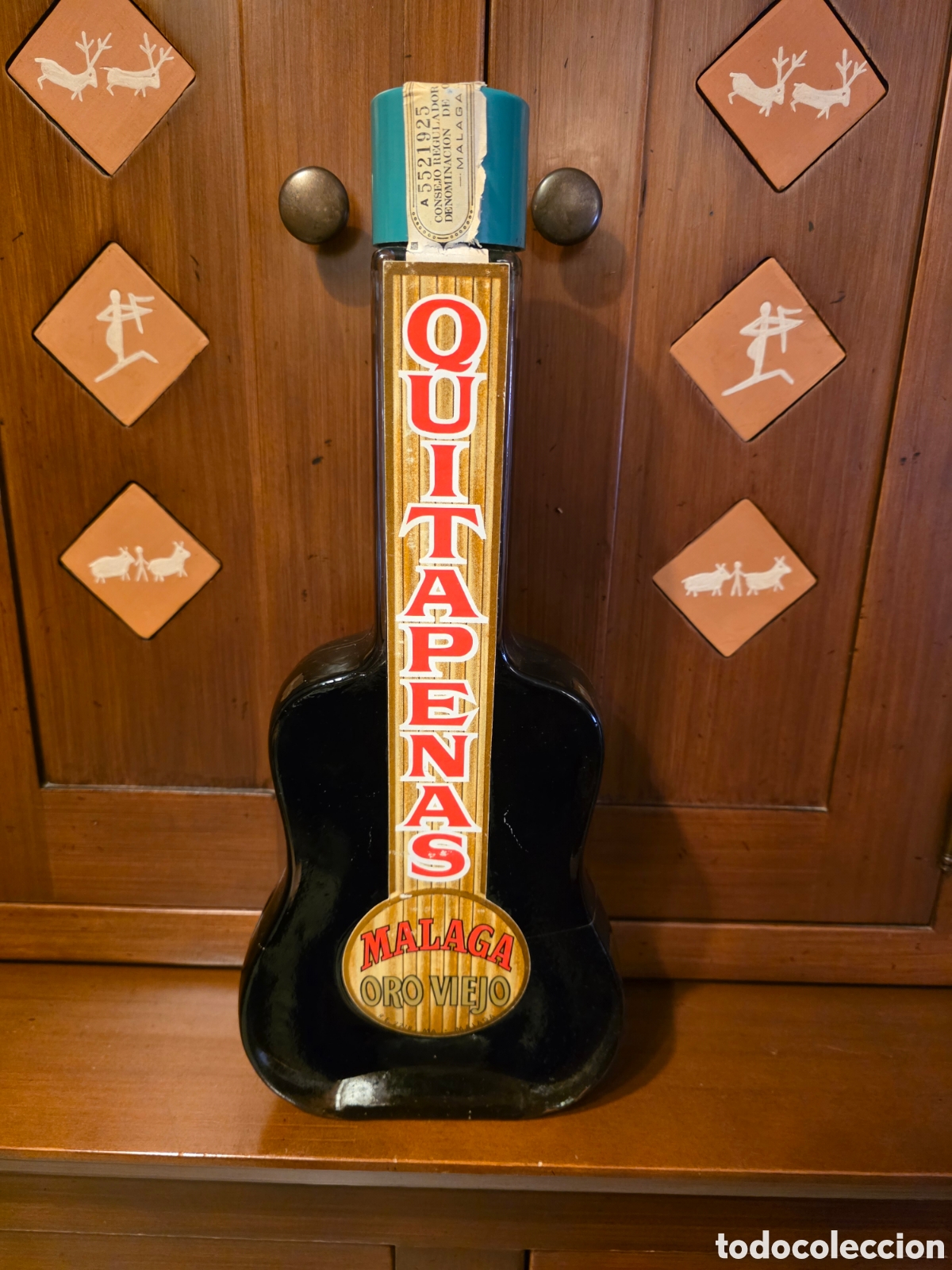 Collection of wines and liquors: Antigua botella guitarra Quitapenas de 1litro, M&aacute;laga oro viejo llena , cerrada y precintada