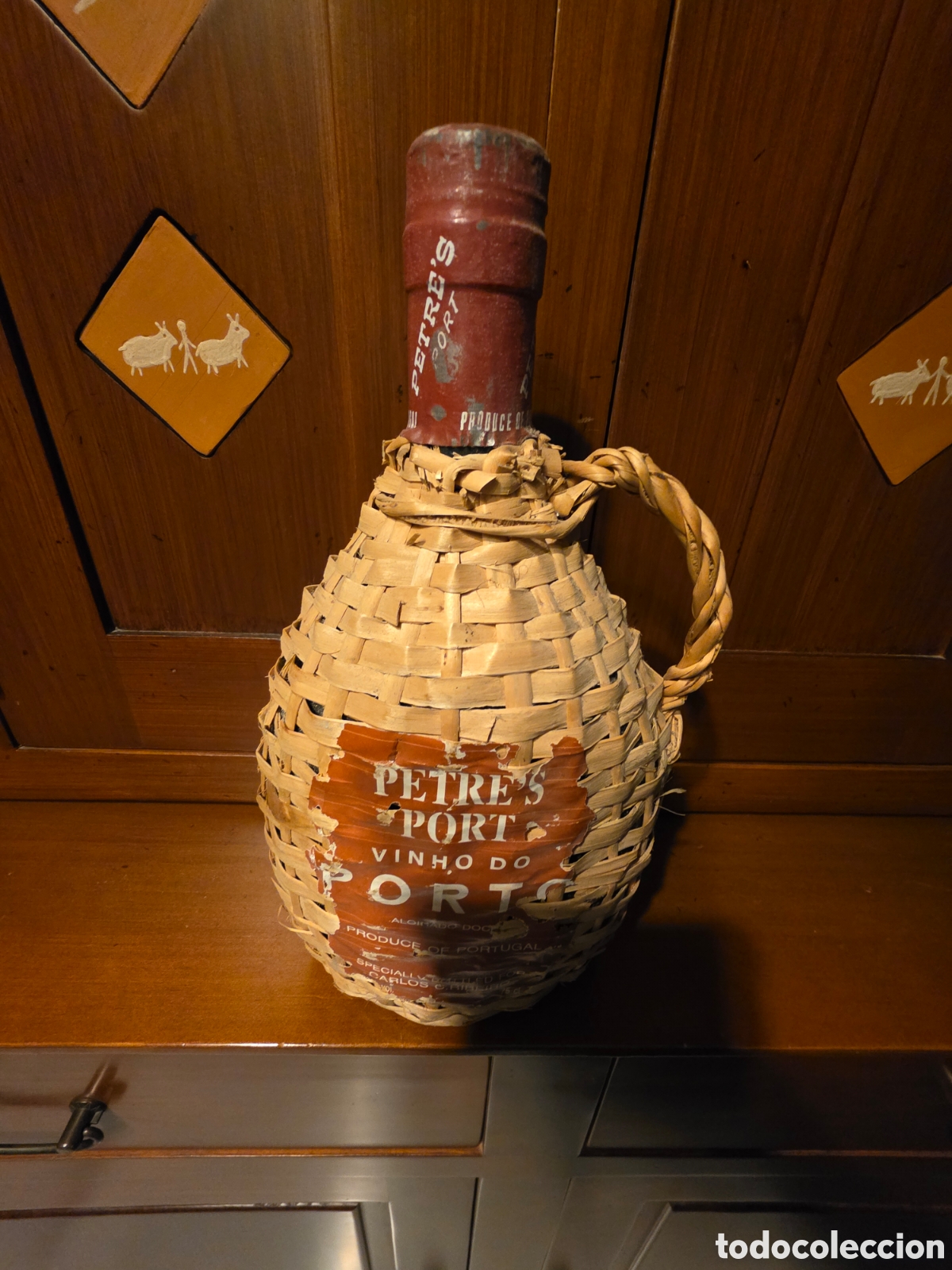 Collection of wines and liquors: Botella de vino porto en Mimbre