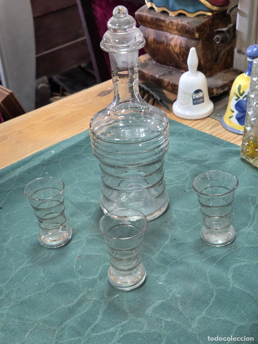 Coleccionismo de vinos y licores: botella de cristal con 3 vasos - Foto 1