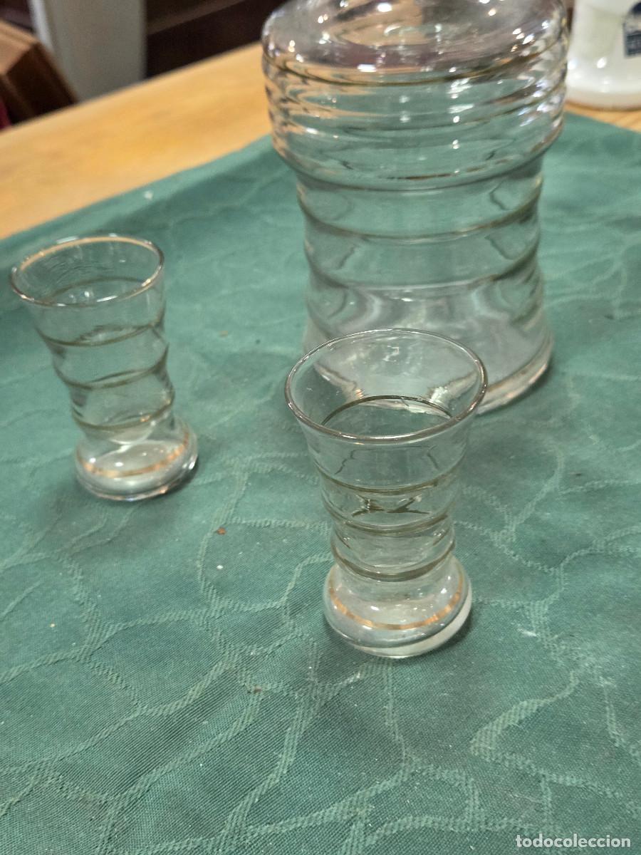 Coleccionismo de vinos y licores: botella de cristal con 3 vasos - Foto 2