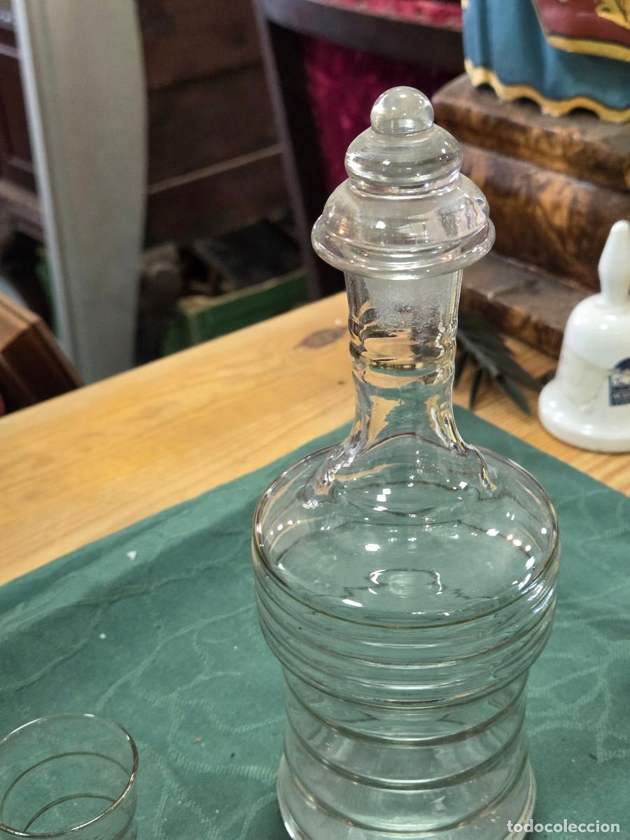 Coleccionismo de vinos y licores: botella de cristal con 3 vasos - Foto 3